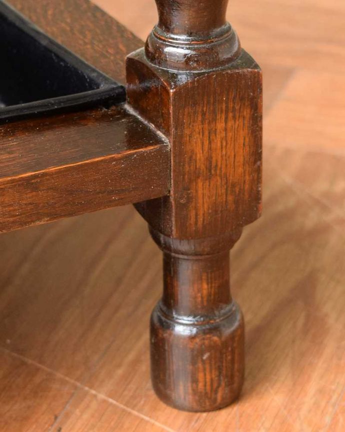 アンティークの玄関収納　アンティーク家具　小さなアンティークの英国家具、かっこいいステッキスタンド（傘立て） 。持ち上げなくても移動できます！Handleのアンティークは、脚の裏にフェルトキーパーをお付けしていますので、持ち上げなくても床を滑らせて移動させることが出来ます。(q-1745-f)