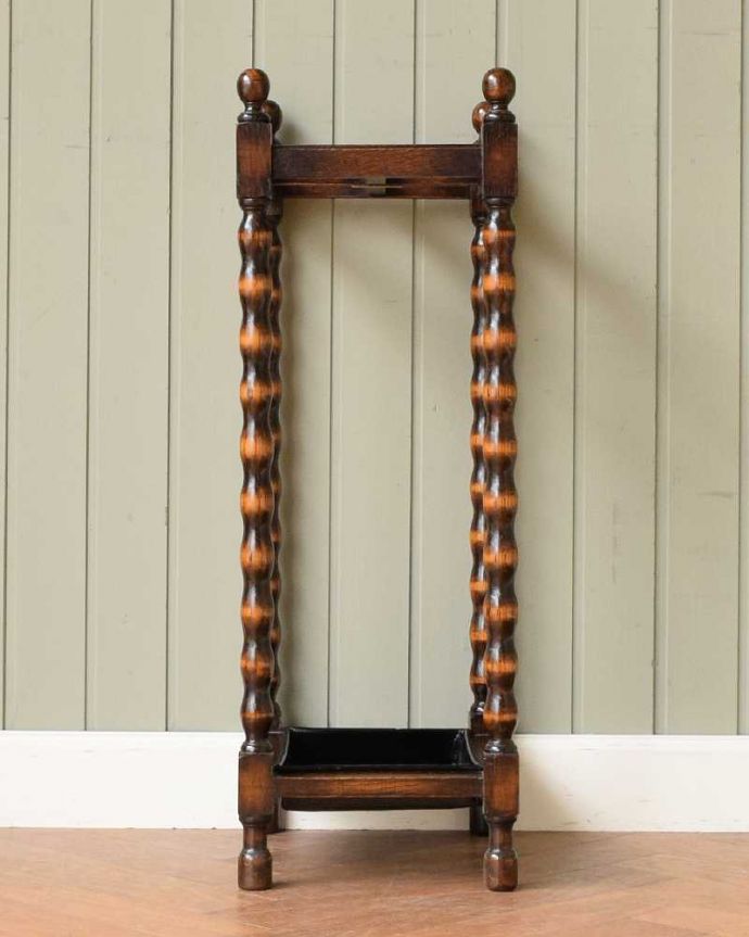 アンティークの玄関収納　アンティーク家具　小さなアンティークの英国家具、かっこいいステッキスタンド（傘立て） 。横顔も美しく！こんな風に見えます専門の職人が、一度バラしてキレイに組み直しました。(q-1745-f)