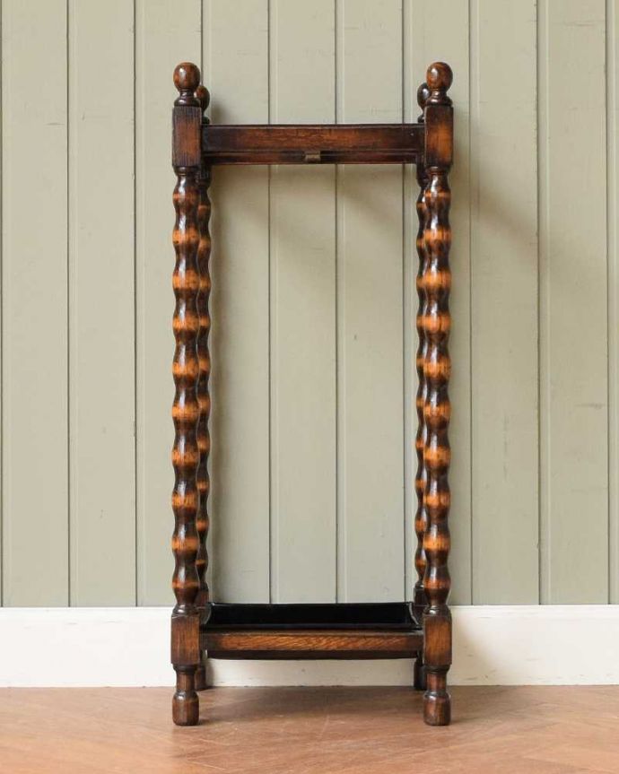 アンティークの玄関収納　アンティーク家具　小さなアンティークの英国家具、かっこいいステッキスタンド（傘立て） 。後ろ姿もキレイなんです。(q-1745-f)