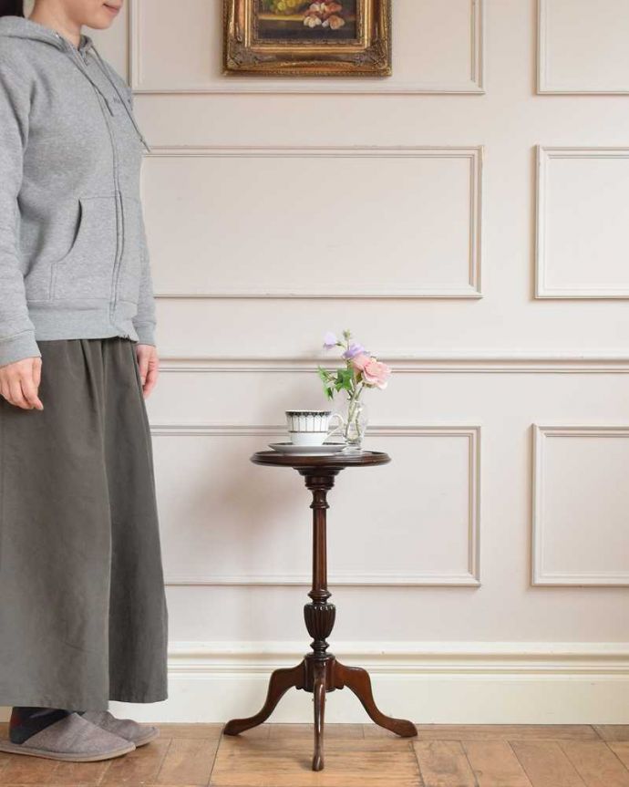 アンティークのテーブル　アンティーク家具　天板の美しい紋章が気品溢れるアンティーク　ティーテーブル、英国輸入家具。移動もラクラク！どこでも使える小さなテーブル持ち運び便利なワインテーブル。(q-1746-f)