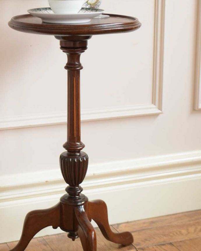 アンティークのテーブル　アンティーク家具　天板の美しい紋章が気品溢れるアンティーク　ティーテーブル、英国輸入家具。小さくてもアンティークの気品タップリ。(q-1746-f)