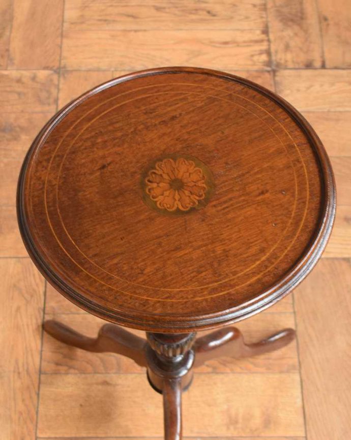 アンティークのテーブル　アンティーク家具　天板の美しい紋章が気品溢れるアンティーク　ティーテーブル、英国輸入家具。天板を上から見ると･･･天板はこんな感じで、ちょっとしたものを乗せて使うのに便利なサイズです。(q-1746-f)