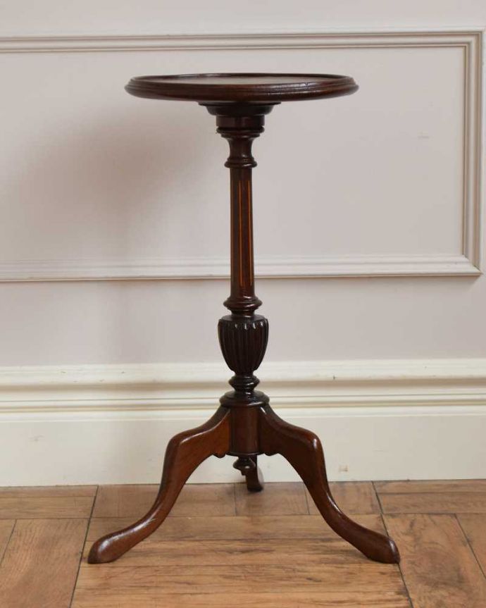 アンティークのテーブル　アンティーク家具　天板の美しい紋章が気品溢れるアンティーク　ティーテーブル、英国輸入家具。横から見ても優雅英国アンティークらしく横顔だって美しいんです。(q-1746-f)