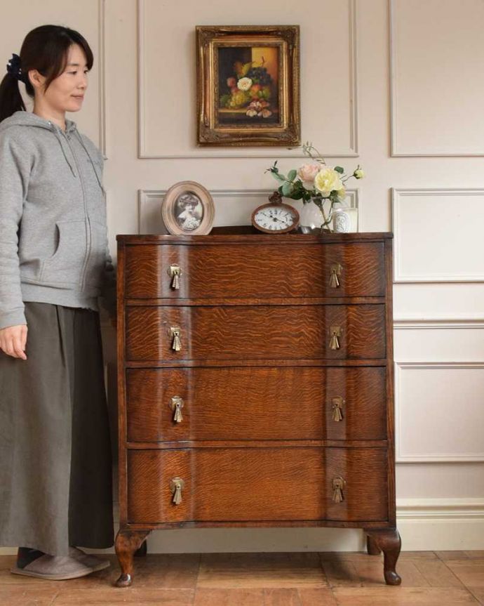 アンティークのチェスト　アンティーク家具　英国スタイルのインテリアに、たっぷり収納できるアンティーク4段チェスト 。英国アンティークらしい落ち着いた雰囲気が自慢落ち着いた色合いが英国アンティークらしい雰囲気のチェスト。(q-1747-f)