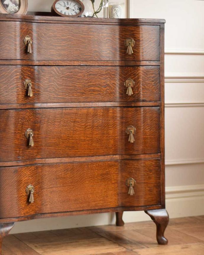 アンティークのチェスト　アンティーク家具　英国スタイルのインテリアに、たっぷり収納できるアンティーク4段チェスト 。見た目はもちろん、実用的に使って楽しみましょうアンティークのチェストは見た目の美しさはもちろん、実用的にたっぷり収納が出来る実力派。(q-1747-f)