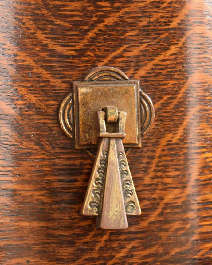アンティークのチェスト　アンティーク家具　英国スタイルのインテリアに、たっぷり収納できるアンティーク4段チェスト 。開ける度にワクワク高級感漂うアンティークらしいデザインの取っ手。(q-1747-f)