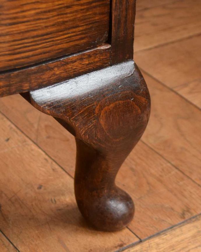 アンティークのチェスト　アンティーク家具　英国スタイルのインテリアに、たっぷり収納できるアンティーク4段チェスト 。女性1人でラクラク運べちゃう仕掛けHandleのアンティークは、脚の裏にフェルトキーパーをお付けしています。(q-1747-f)