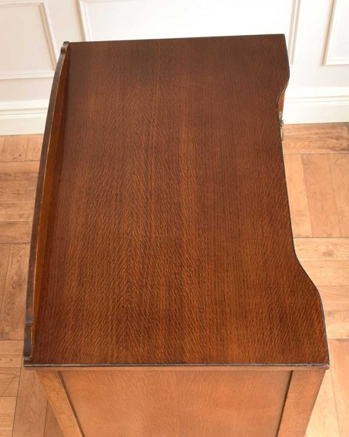 アンティークのチェスト　アンティーク家具　英国スタイルのインテリアに、たっぷり収納できるアンティーク4段チェスト 。何を置こうかな･･･？上から見ると、天板はこんな感じです。(q-1747-f)