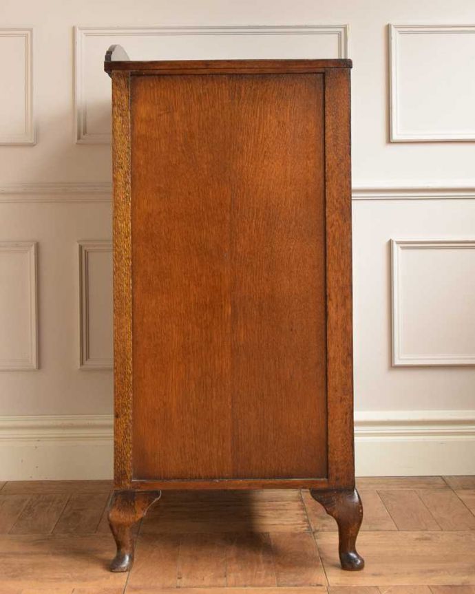 アンティークのチェスト　アンティーク家具　英国スタイルのインテリアに、たっぷり収納できるアンティーク4段チェスト 。横顔だってカッコいい横から見るとこんな感じです。(q-1747-f)