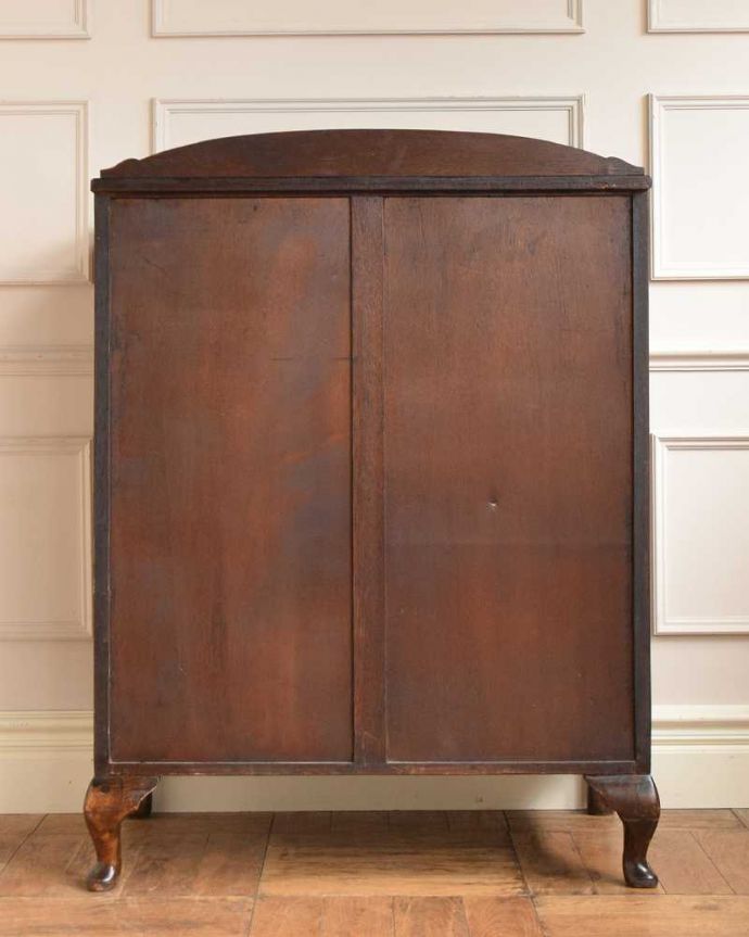 アンティークのチェスト　アンティーク家具　英国スタイルのインテリアに、たっぷり収納できるアンティーク4段チェスト 。後ろ姿にも自信アリ！アンティークは新品ではないので、経年変化によるキズはありますが、専門の職人がキレイに修復したので後ろ姿にも自信があります。(q-1747-f)