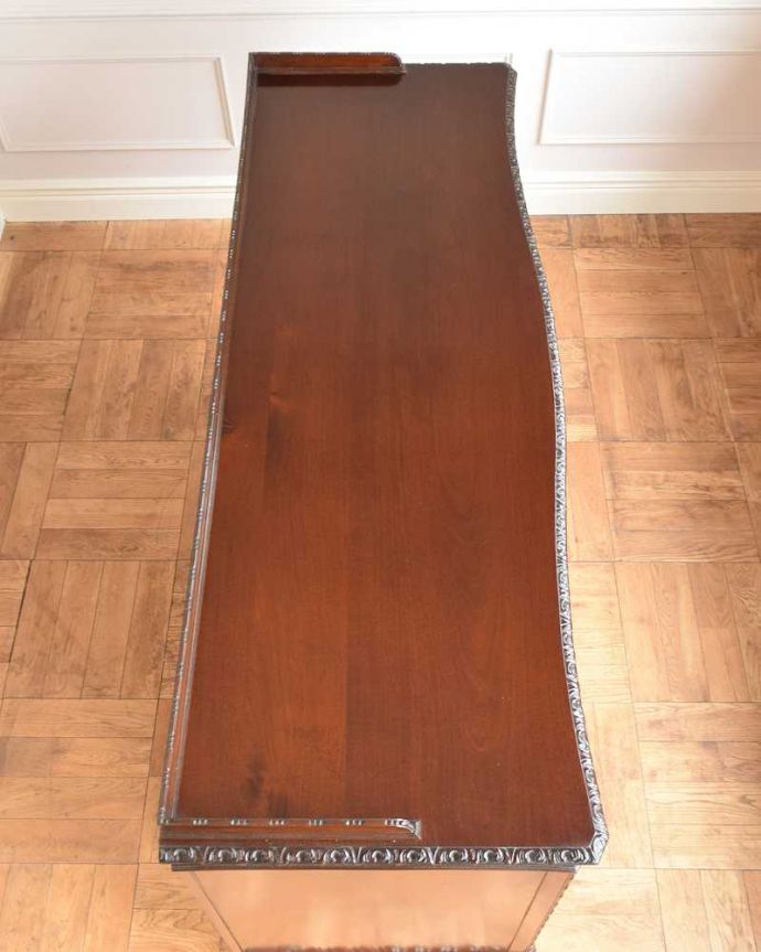 サイドボード　アンティーク家具　イギリスで見つけたアンティーク家具、装飾の美しいリビングボード（サイドボード）。上から見てるとこんな感じです。(q-1748-f)