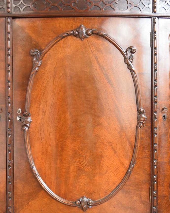 サイドボード　アンティーク家具　イギリスで見つけたアンティーク家具、装飾の美しいリビングボード（サイドボード）。惚れ惚れするような美しさとっても堅い無垢材に一体どうやって彫っていったんでしょう？アンティークらしく細かい彫りを眺めているだけでうっとりしてしまいます。(q-1748-f)