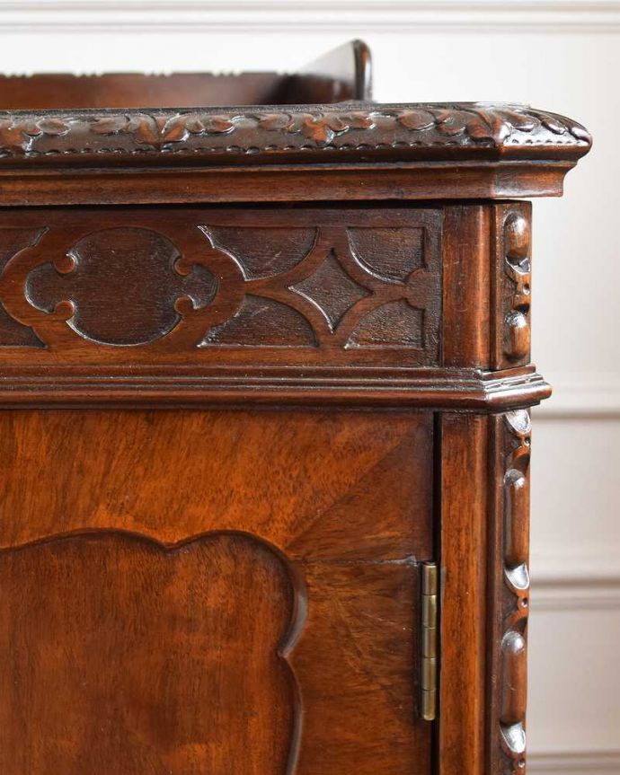 サイドボード　アンティーク家具　イギリスで見つけたアンティーク家具、装飾の美しいリビングボード（サイドボード）。至る所に繊細な彫いろんな彫のデザインがありますが、個人的に美しいと思える女性らしく優雅なデザインを選んできました。(q-1748-f)