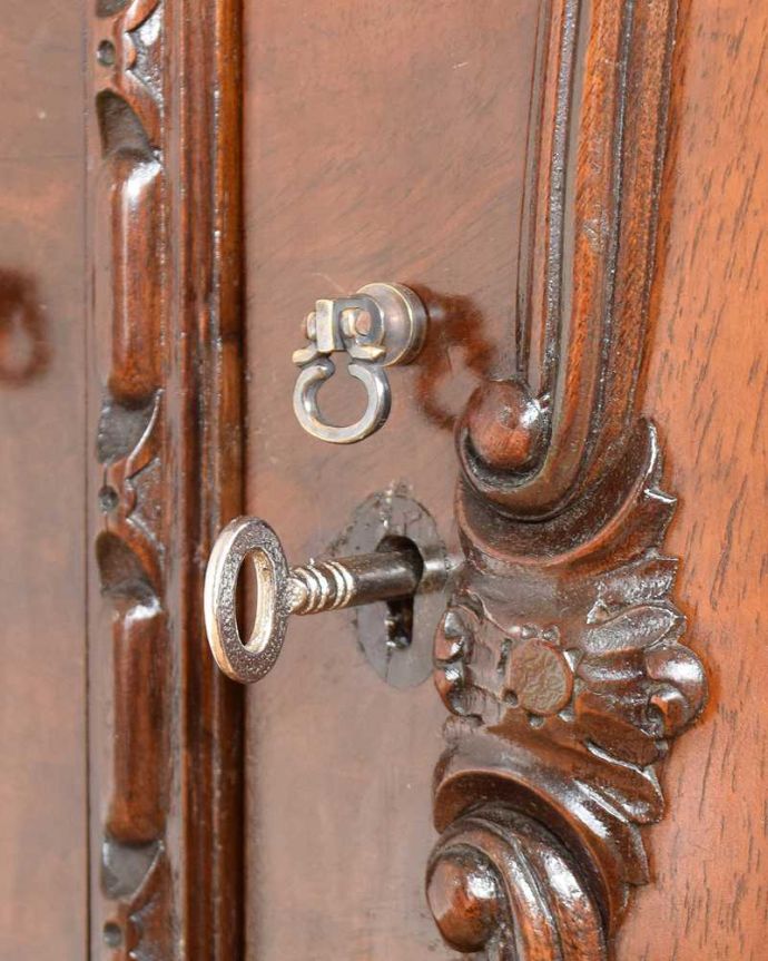 サイドボード　アンティーク家具　イギリスで見つけたアンティーク家具、装飾の美しいリビングボード（サイドボード）。取っ手にまでアンティークらしさ時間の流れが感じられる凝ったデザインの味わい深い取っ手。(q-1748-f)