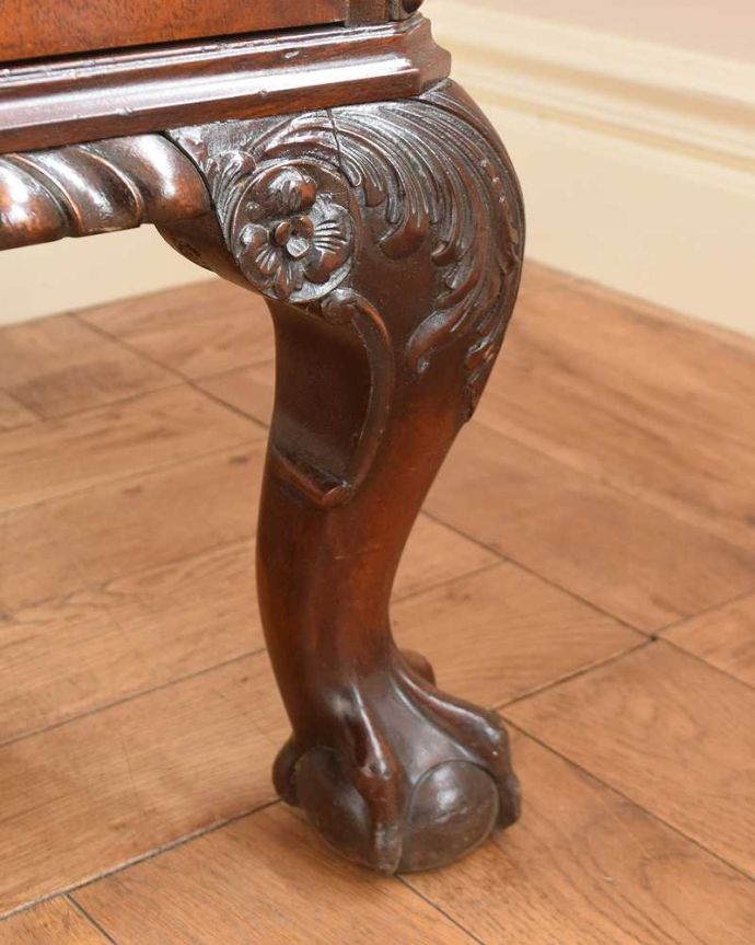 サイドボード　アンティーク家具　イギリスで見つけたアンティーク家具、装飾の美しいリビングボード（サイドボード）。女性1人でラクラク運べちゃう仕掛けHandleのアンティークは、脚の裏にフェルトキーパーをお付けしています。(q-1748-f)