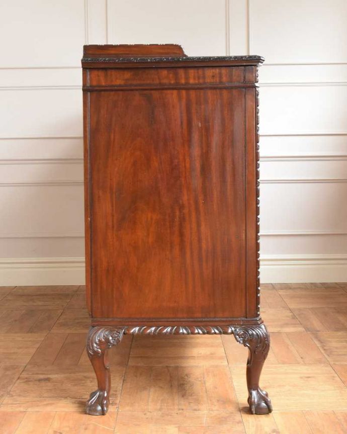 サイドボード　アンティーク家具　イギリスで見つけたアンティーク家具、装飾の美しいリビングボード（サイドボード）。もちろん横から見てもステキ横顔にだって妥協しません。(q-1748-f)