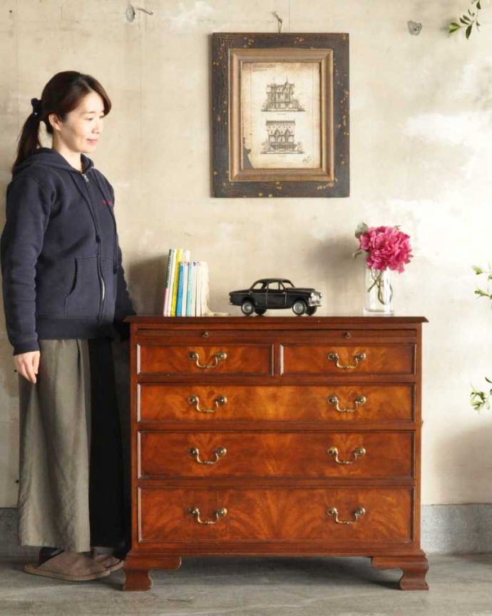 アンティークのチェスト　アンティーク家具　木目の美しさを楽しめる英国アンティーク、トレー付きのチェストオブドロワーズ。大人の雰囲気漂う人気の英国チェストシンプルなデザインだからこそ木目の美しさが際立つチェスト。(q-1749-f)