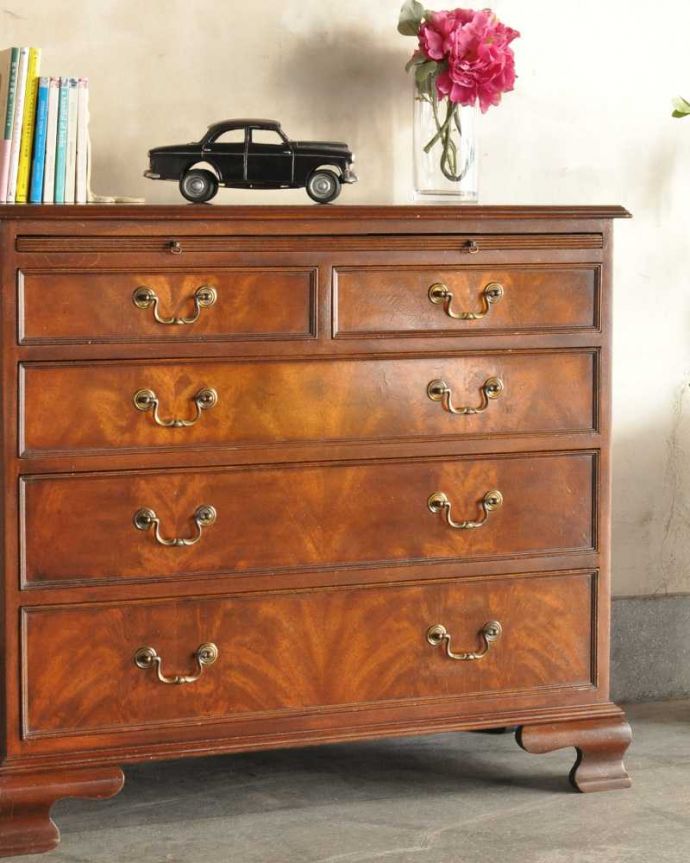 アンティークのチェスト　アンティーク家具　木目の美しさを楽しめる英国アンティーク、トレー付きのチェストオブドロワーズ。アンティークだから手に入る質の良さ現代では手に入れることが出来ない質のいい素材が使われているのもアンティーク家具の特長。(q-1749-f)