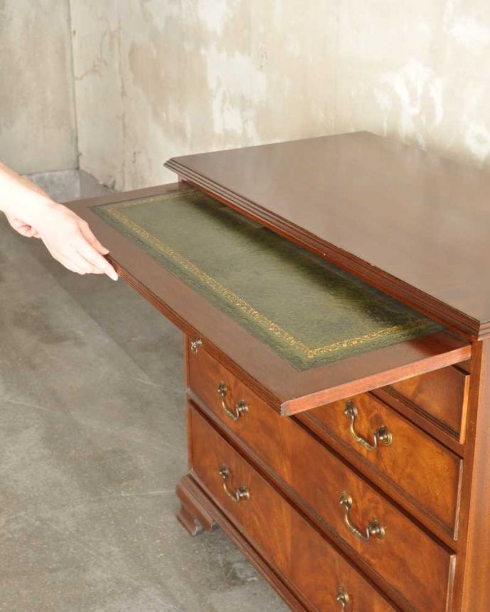 アンティークのチェスト　アンティーク家具　木目の美しさを楽しめる英国アンティーク、トレー付きのチェストオブドロワーズ。便利に使える作業台付き引っ張り出すと、ちょっとモノを置いて使うのに便利なスライドトレイが出てきます。(q-1749-f)