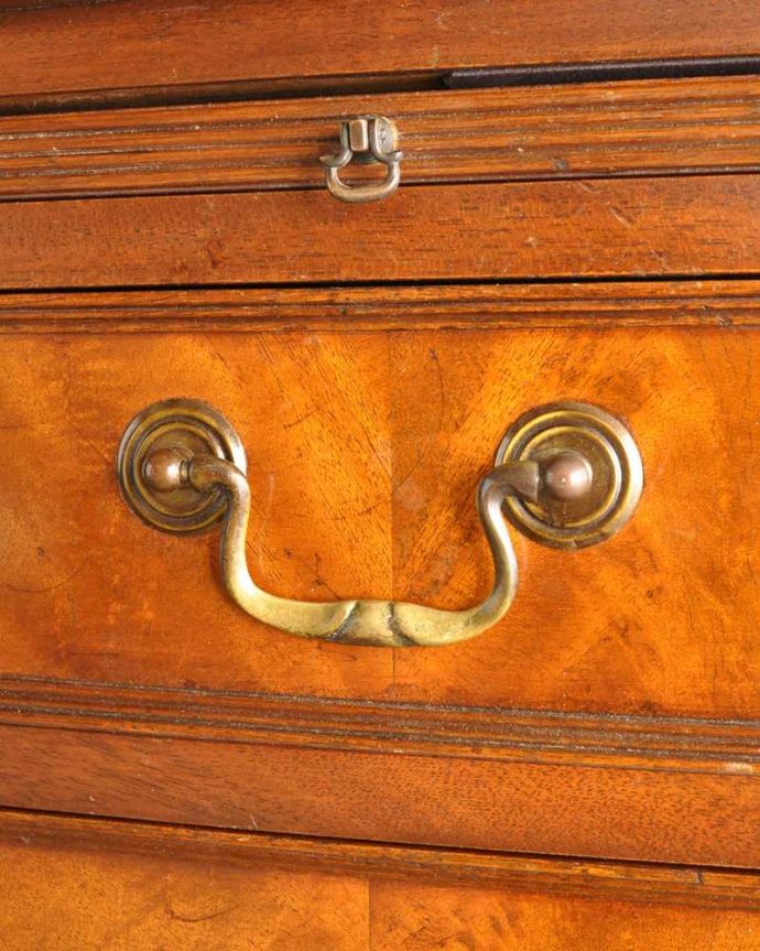 アンティークのチェスト　アンティーク家具　木目の美しさを楽しめる英国アンティーク、トレー付きのチェストオブドロワーズ。アンティークらしい取っ手アンティーク家具は取っ手のデザインまで、なんだか高級感があるんですよね。(q-1749-f)