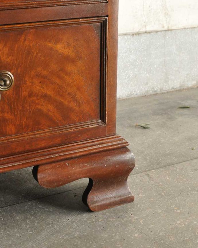 アンティークのチェスト　アンティーク家具　木目の美しさを楽しめる英国アンティーク、トレー付きのチェストオブドロワーズ。女性1人でラクラク運べちゃう仕掛けHandleのアンティークは、脚の裏にフェルトキーパーをお付けしています。(q-1749-f)