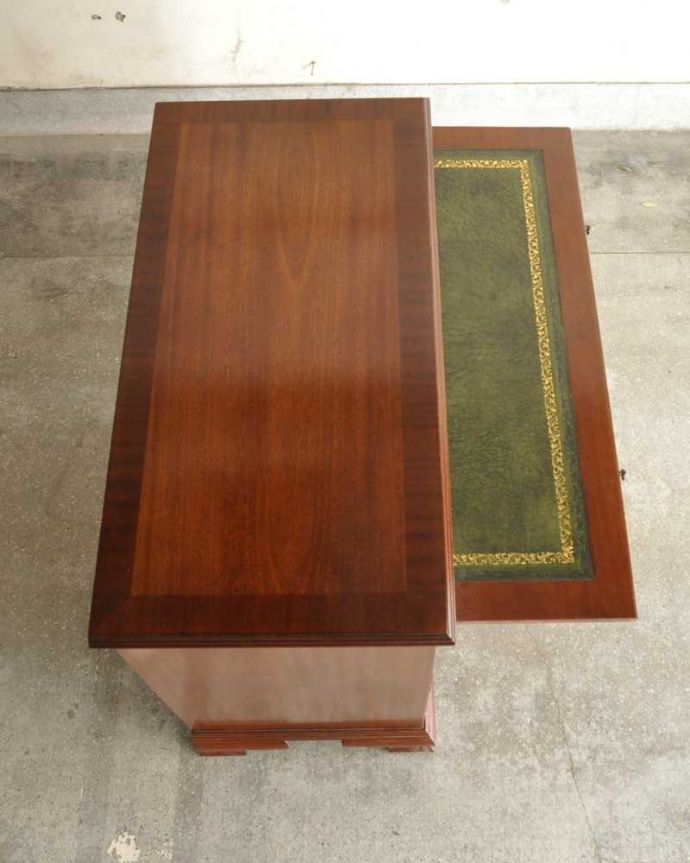 アンティークのチェスト　アンティーク家具　木目の美しさを楽しめる英国アンティーク、トレー付きのチェストオブドロワーズ。ピカピカに仕上げましたHandleでは修復の時、天板の塗装も一度剥離してキレイに仕上げました。(q-1749-f)