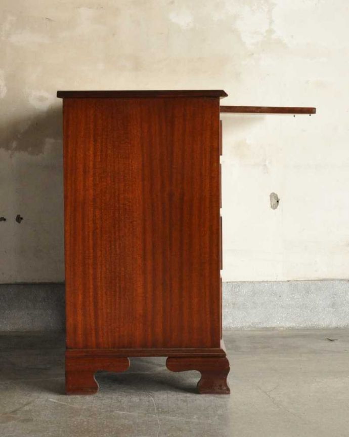 アンティークのチェスト　アンティーク家具　木目の美しさを楽しめる英国アンティーク、トレー付きのチェストオブドロワーズ。横顔もキレイですどこから見られても絵になるスタイル。(q-1749-f)