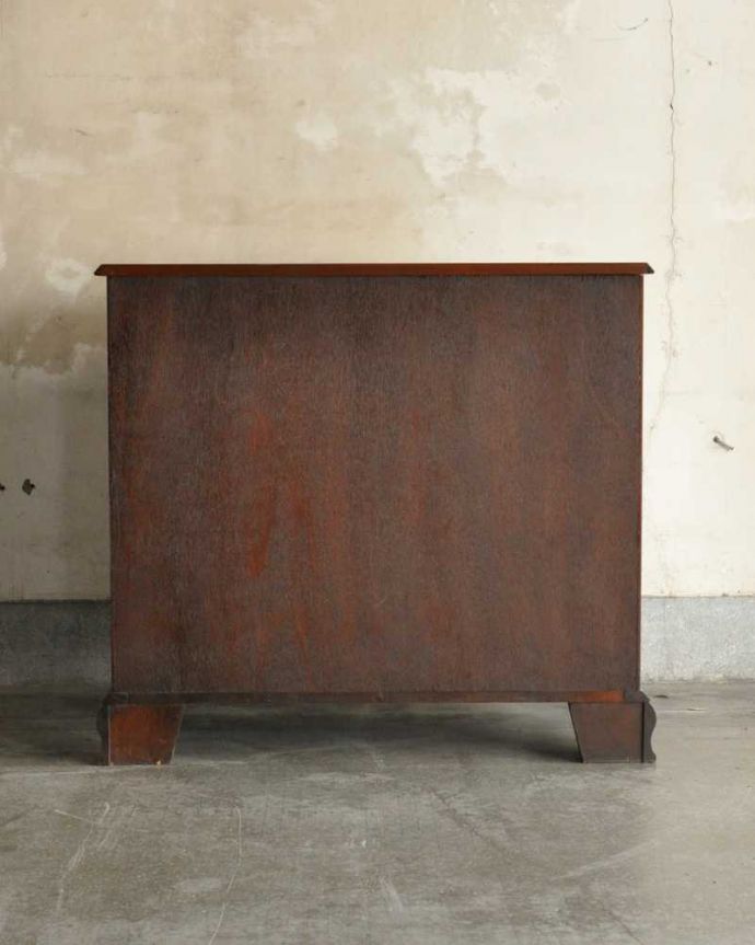 アンティークのチェスト　アンティーク家具　木目の美しさを楽しめる英国アンティーク、トレー付きのチェストオブドロワーズ。後ろ姿も見て下さいアンティークは新品ではないので、もちろん経年変化によるキズはありますが、専門の職人が修復しました。(q-1749-f)