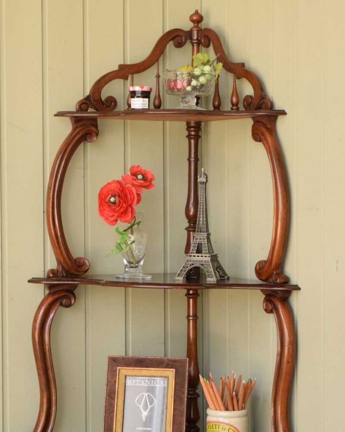 アンティークのキャビネット アンティーク家具 ディスプレイを楽しむ為の家具ホワットノット、アンティークのコーナーシェルフ。美しいデザインが印象的実用性を求めない見せ場を作ってくれるコーナーシェルフは、何より見た目が重要。(q-1750-f)