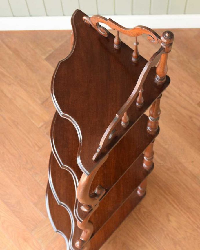 アンティークのキャビネット アンティーク家具 ディスプレイを楽しむ為の家具ホワットノット、アンティークのコーナーシェルフ。上から見ると1/4のお月様が見えますクオータームーン(1/4月型)の天板には、何を置いても素敵に魅せてくれる力があります。(q-1750-f)