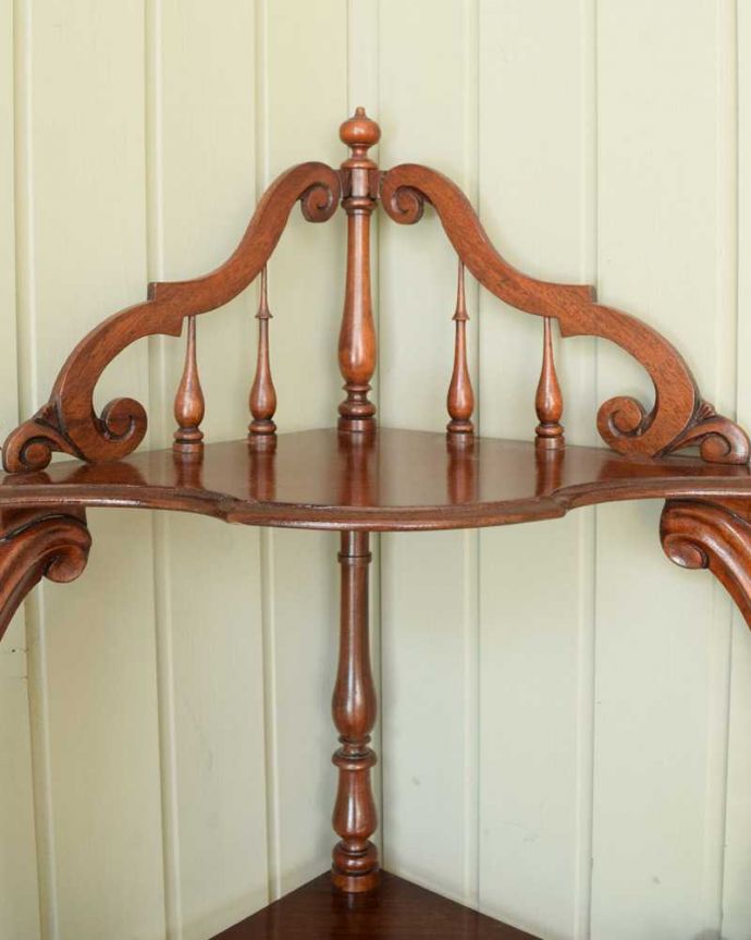 アンティークのキャビネット アンティーク家具 ディスプレイを楽しむ為の家具ホワットノット、アンティークのコーナーシェルフ。いろんな場所にこだわり彫のデザインもいろいろです。(q-1750-f)