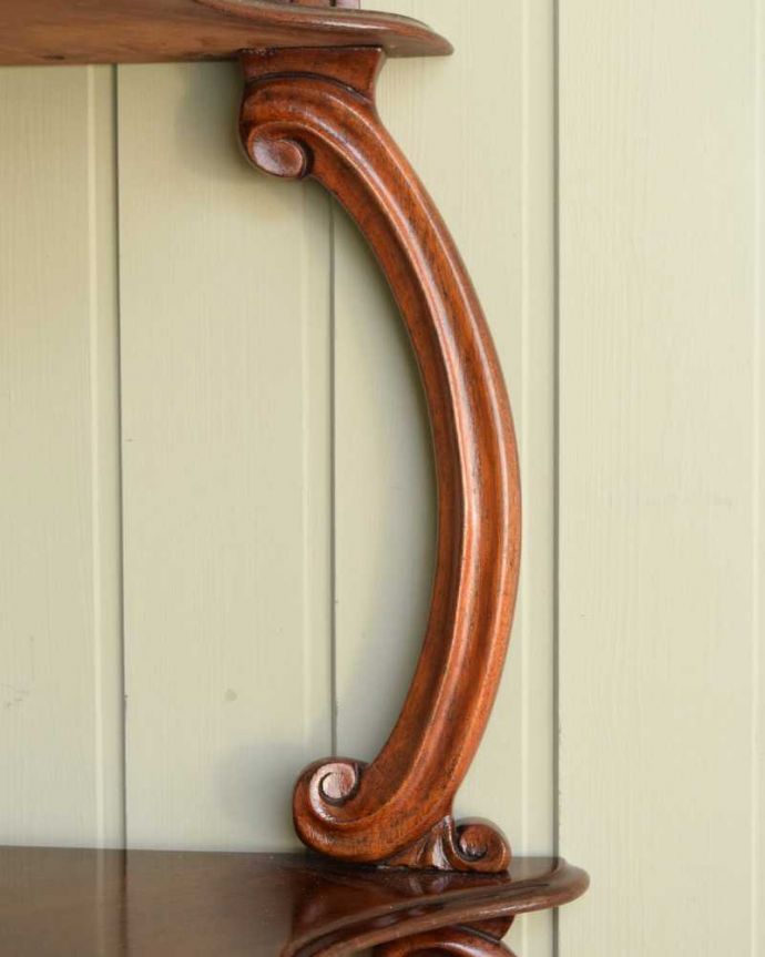 アンティークのキャビネット アンティーク家具 ディスプレイを楽しむ為の家具ホワットノット、アンティークのコーナーシェルフ。うっとりする美しさアンティークだから手に入る美しい彫。(q-1750-f)