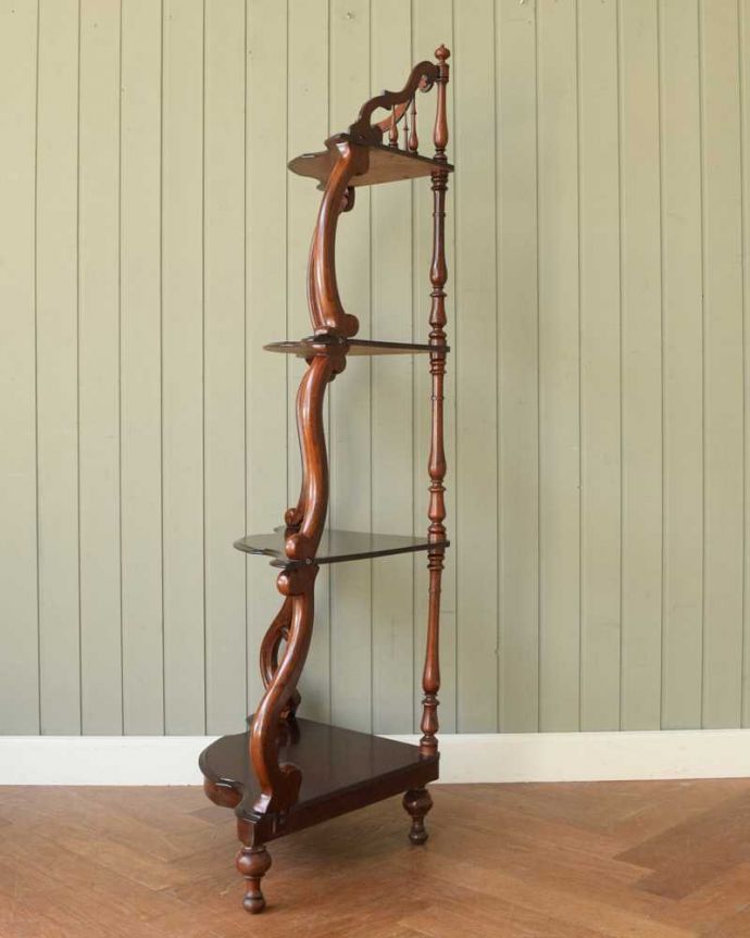 アンティークのキャビネット アンティーク家具 ディスプレイを楽しむ為の家具ホワットノット、アンティークのコーナーシェルフ。どこから見てもキレイです。(q-1750-f)