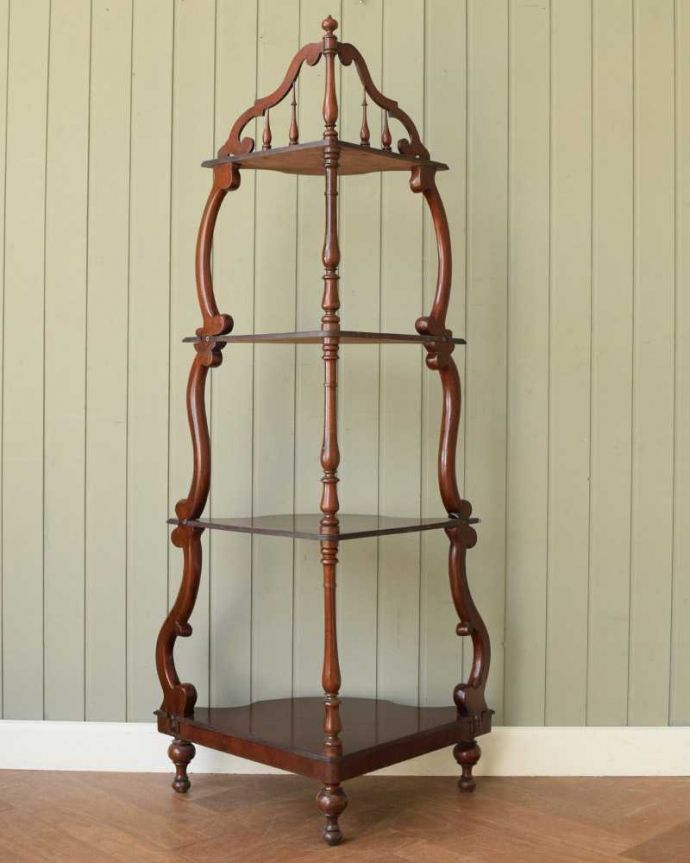 アンティークのキャビネット アンティーク家具 ディスプレイを楽しむ為の家具ホワットノット、アンティークのコーナーシェルフ。後ろ姿にも自信があります。(q-1750-f)