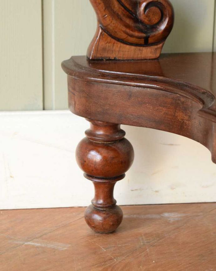 アンティークのキャビネット アンティーク家具 ディスプレイを楽しむ為の家具ホワットノット、アンティークのコーナーシェルフ。持ち上げなくても移動できます!Handleのアンティークは、脚の裏にフェルトキーパーをお付けしていますので、床を滑らせてれば女性1人でも移動が簡単です。(q-1750-f)