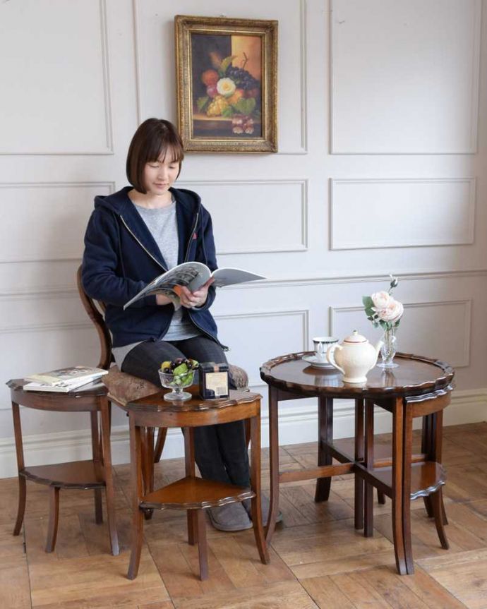 アンティークのテーブル　アンティーク家具　英国アンティーク家具、５点セットになった美しいネストテーブル。親子一緒の姿が可愛いネストテーブルネストとは巣のこと。(q-1751-f)