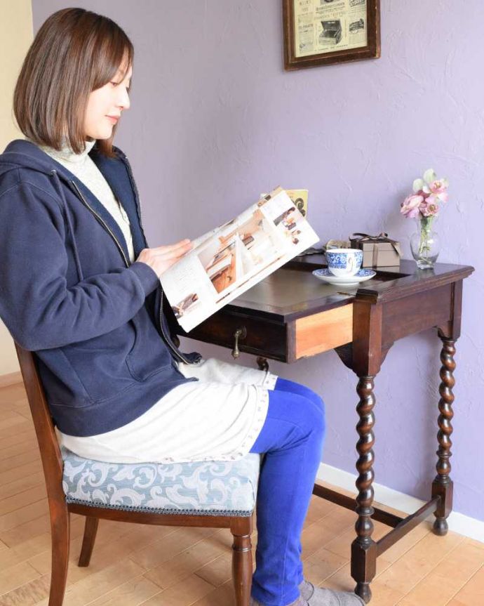 アンティークのデスク・書斎机　アンティーク家具　ツイスト脚が美しいアンティーク家具、コンパクトなライティングデスク。仕事している時間も、もっとカッコよくここに座るだけで、なんだかちょっとカッコよくなった気分。(q-1752-f)