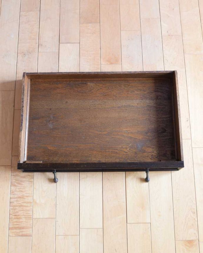 アンティークのデスク・書斎机　アンティーク家具　ツイスト脚が美しいアンティーク家具、コンパクトなライティングデスク。引き出しの中もキレイに修復しました。(q-1752-f)