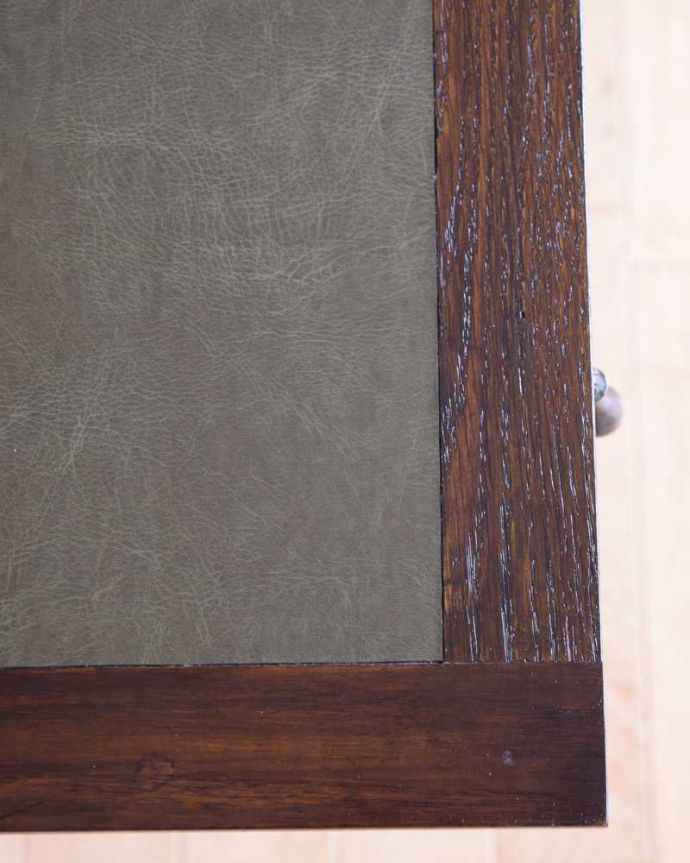 アンティークのデスク・書斎机　アンティーク家具　ツイスト脚が美しいアンティーク家具、コンパクトなライティングデスク。天板を近くから見ると･･･デスクは天板を使う家具なので、キレイにお直ししました。(q-1752-f)