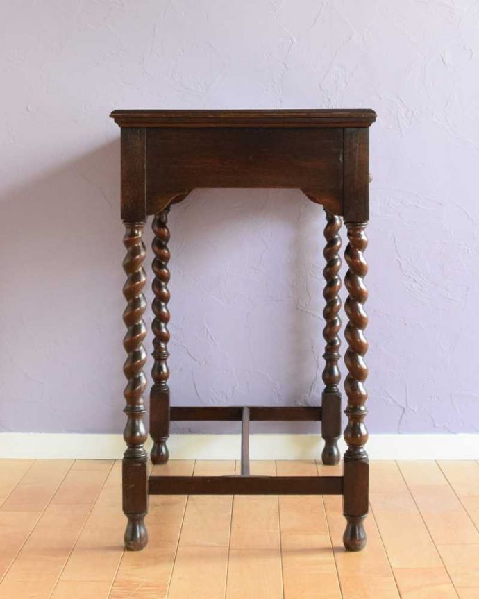 アンティークのデスク・書斎机　アンティーク家具　ツイスト脚が美しいアンティーク家具、コンパクトなライティングデスク。横顔も美しく！こんな風に見えますもちろん、横側もキレイに修復しているので、横から見てもキレイです。(q-1752-f)