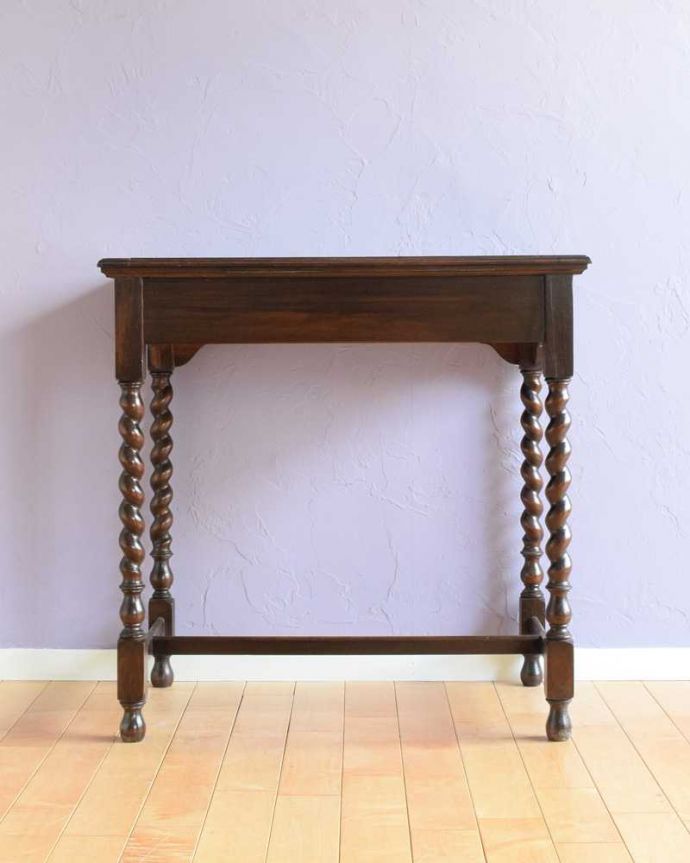 アンティークのデスク・書斎机　アンティーク家具　ツイスト脚が美しいアンティーク家具、コンパクトなライティングデスク。後ろ姿もキレイなんです。(q-1752-f)