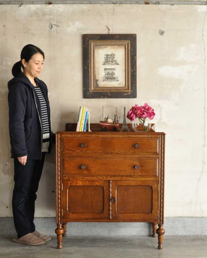 アンティークのチェスト アンティーク家具 小さな扉が付いた英国家具らしいオシャレなアンティークカップボードチェスト。引き出しと扉、両方の収納が付いた便利な家具もともとベッドサイドに置いてカップ&ソーサーを収納するために作られたカップボードチェスト。(q-1753-f)