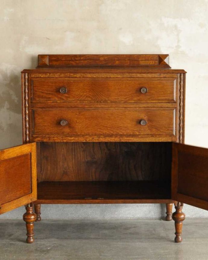 アンティークのチェスト アンティーク家具 小さな扉が付いた英国家具らしいオシャレなアンティークカップボードチェスト。扉の中はこんな感じ修復しました扉の中の収納はこんな感じになっています。(q-1753-f)