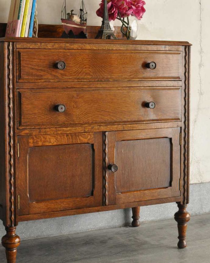 アンティークのチェスト アンティーク家具 小さな扉が付いた英国家具らしいオシャレなアンティークカップボードチェスト。重厚な英国アンティークらしい雰囲気ドッシリとした木目は、現代では手に入れることが出来ないアンティークらしい部分。(q-1753-f)
