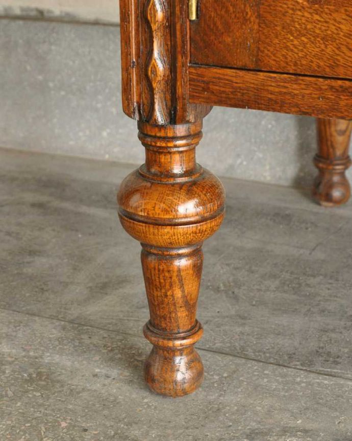 アンティークのチェスト アンティーク家具 小さな扉が付いた英国家具らしいオシャレなアンティークカップボードチェスト。女性1人でラクラク運べちゃうんですHandleのアンティークは、脚の裏にフェルトキーパーをお付けしています。(q-1753-f)