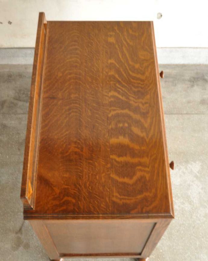 アンティークのチェスト アンティーク家具 小さな扉が付いた英国家具らしいオシャレなアンティークカップボードチェスト。天板にモノを置いても使えます。(q-1753-f)