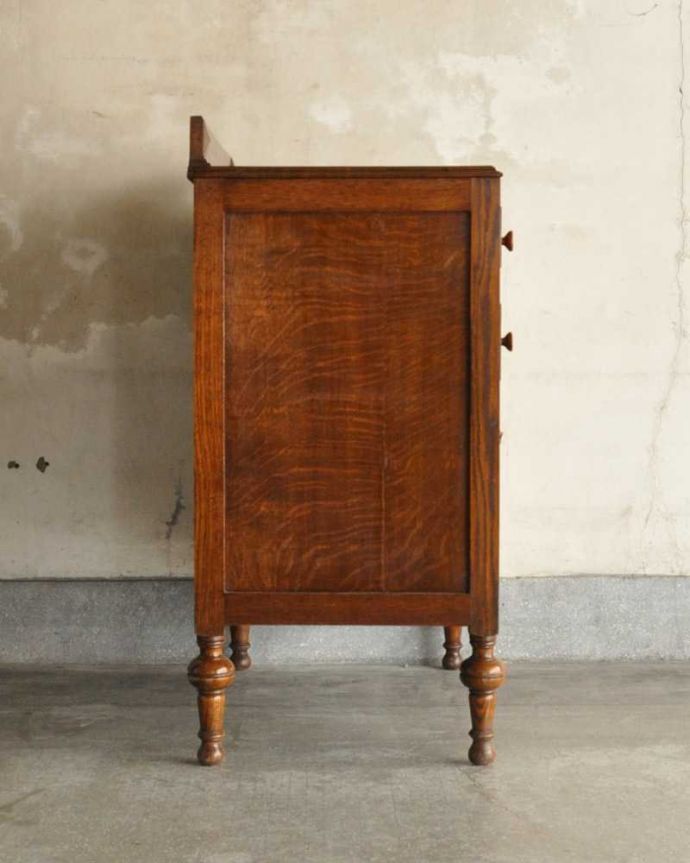 アンティークのチェスト アンティーク家具 小さな扉が付いた英国家具らしいオシャレなアンティークカップボードチェスト。横から見てもステキなんです。(q-1753-f)