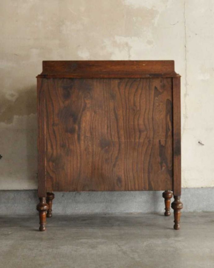 アンティークのチェスト アンティーク家具 小さな扉が付いた英国家具らしいオシャレなアンティークカップボードチェスト。後ろ姿にも自信がありますアンティークは新品ではないので経年変化によるキズはありますが、専門の職人が修復したので後ろ姿までキレイです。(q-1753-f)