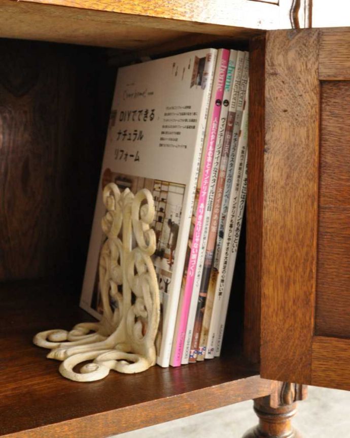 アンティークのチェスト アンティーク家具 小さな扉が付いた英国家具らしいオシャレなアンティークカップボードチェスト。扉の中は収納たっぷりA4サイズの雑誌までしっかり収納出来ちゃう大きさ。(q-1753-f)