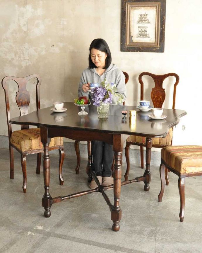 アンティーク家具 天板のかたちも素敵なアンティークエクステンションテーブル。用途に合わせてサイズを変えれる便利なテーブル使う人の数や用途に合わせて天板を伸ばすことが出来る便利さが人気です。(q-1754-f)